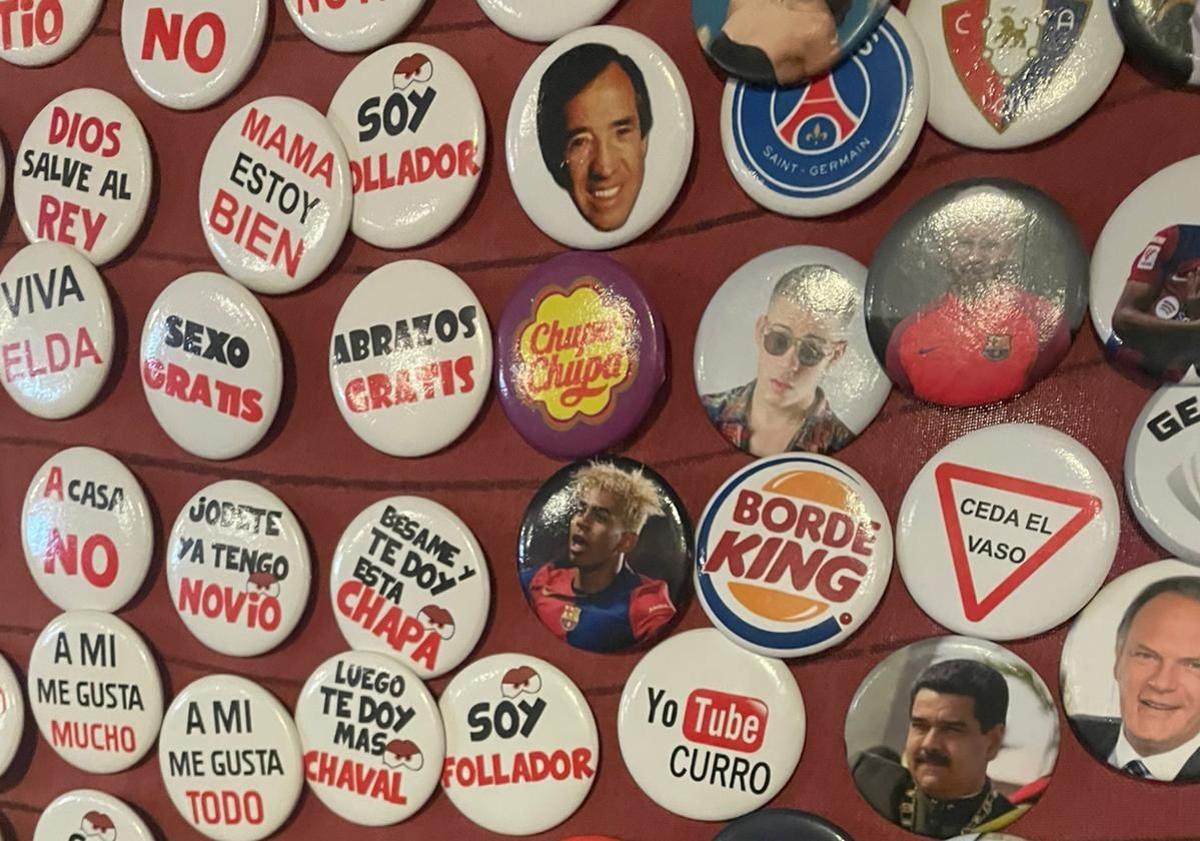 Imagen principal - 'Chupa y calla', 'Lo tengo mojadito...': Las chapas de la polémica que se venden en Aste Nagusia